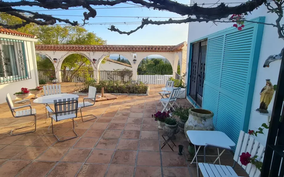 Charmig villa i traditionell stil med panoramautsikt över havet och gästlägenhet i Puerto Romano, Estepona
