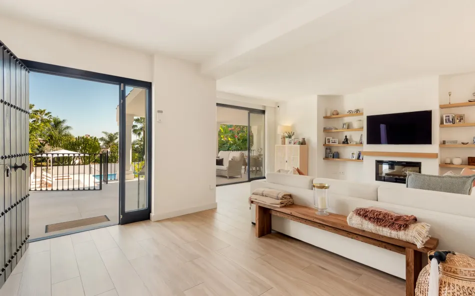 Fantastisk nyligen renoverad villa med utmärkta havsutsikter belägen i Sierra Blanca, Marbella