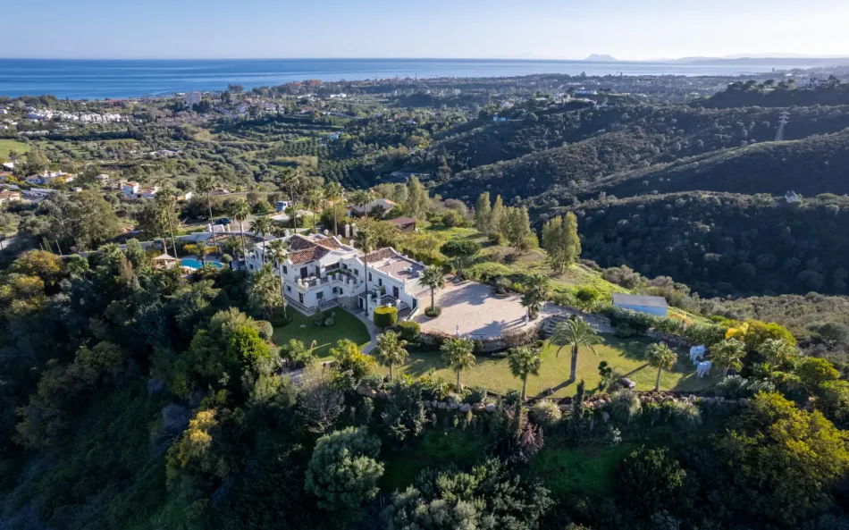 Fantastisk och unik kulle bara 3 minuters bilresa från Laguna stranden nära Estepona centrum!