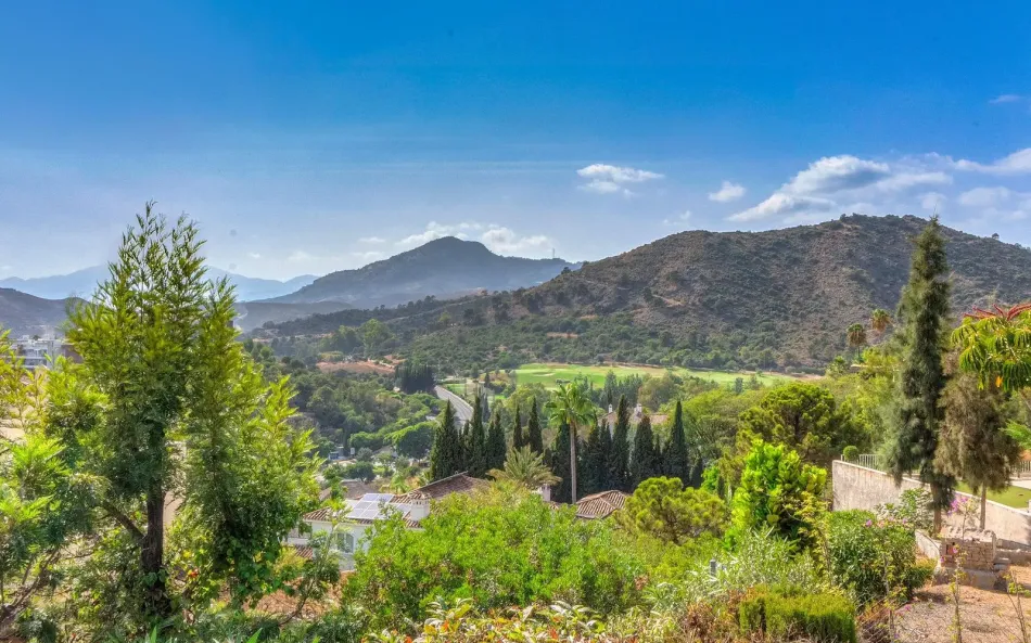 Charmig fem sovrum andalusisk stil villa i gated community Puerto de Los Almendros, Benahavis med gästlägenhet