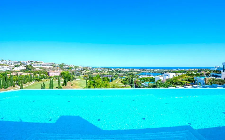 Lyxvilla på första linjen vid golfbanan i Los Flamingos, med panoramautsikt över havet.