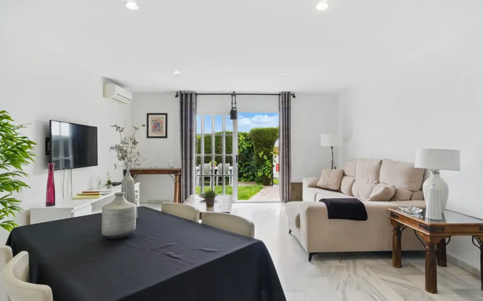 Underbara tre sovrum radhus med havsutsikt, beläget i Bel Air, Estepona.