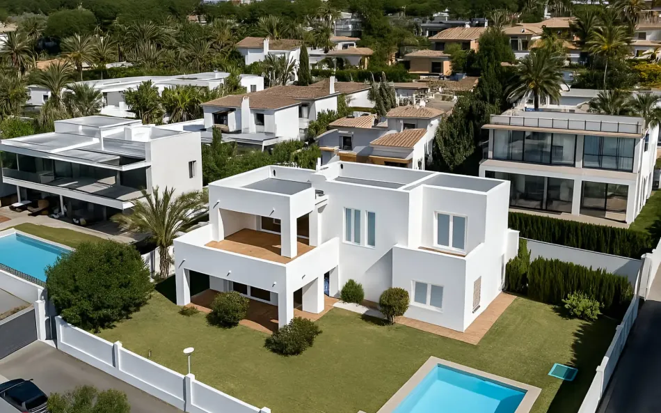 MÖJLIGHET – PRISSÄNKT FÖR SNABB FÖRSÄLJNING: Fantastisk lyxvilla på första strandlinjen i Marbesa, östra Marbella