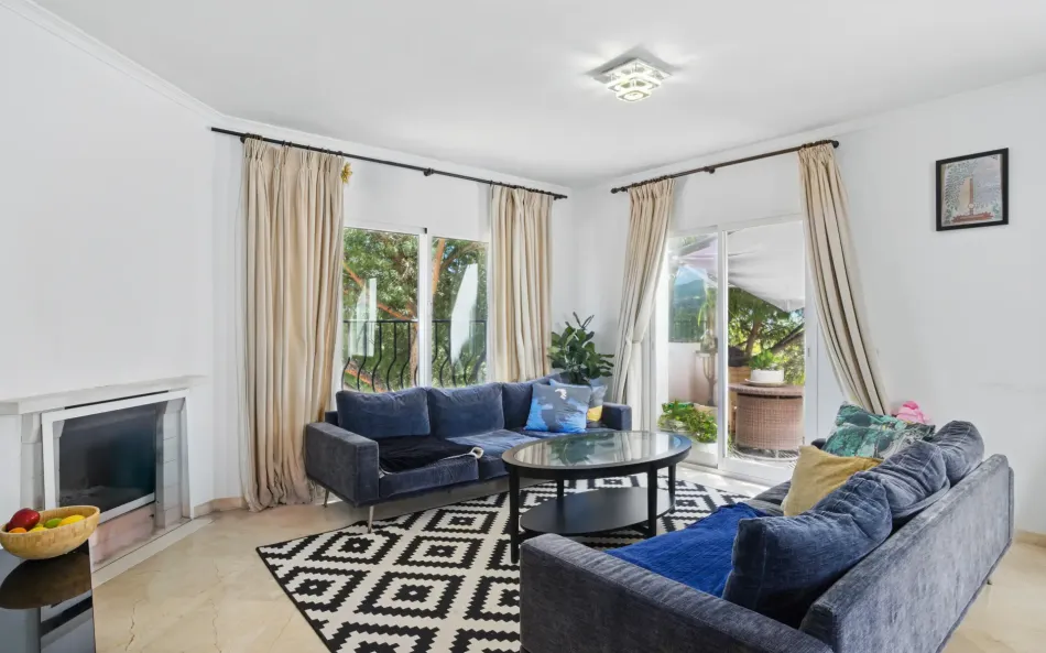 Rymlig fyra sovrum, duplex takvåning i Los Pinos de Aloha komplex, Nueva Andalucía, Marbella