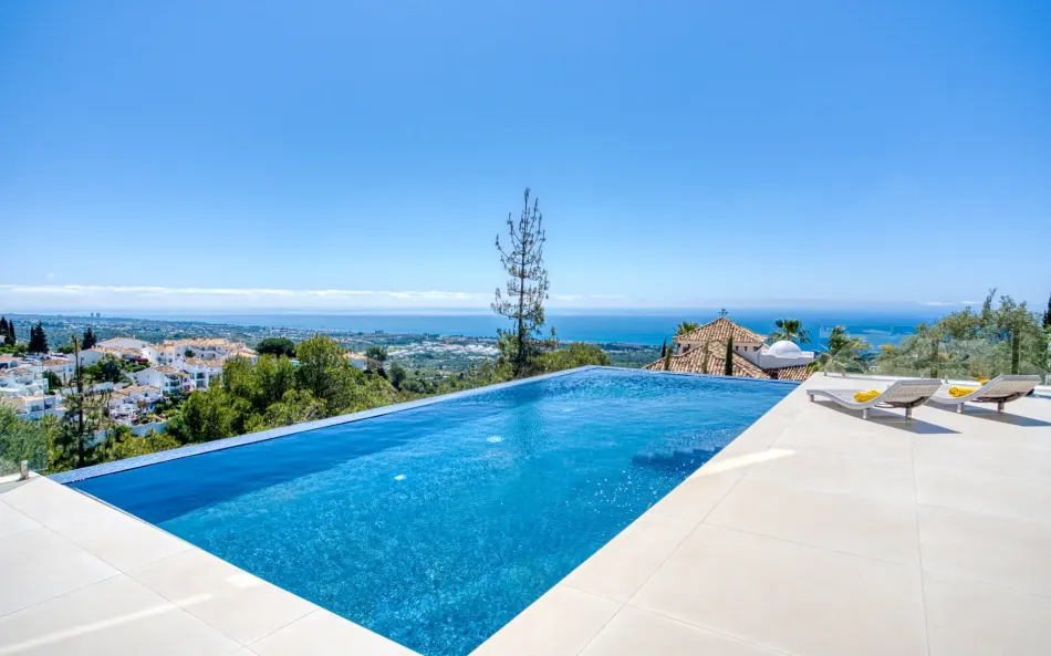 Enastående, fem sovrum Villa ligger i Altos de Los Monteros med panoramautsikt över havet