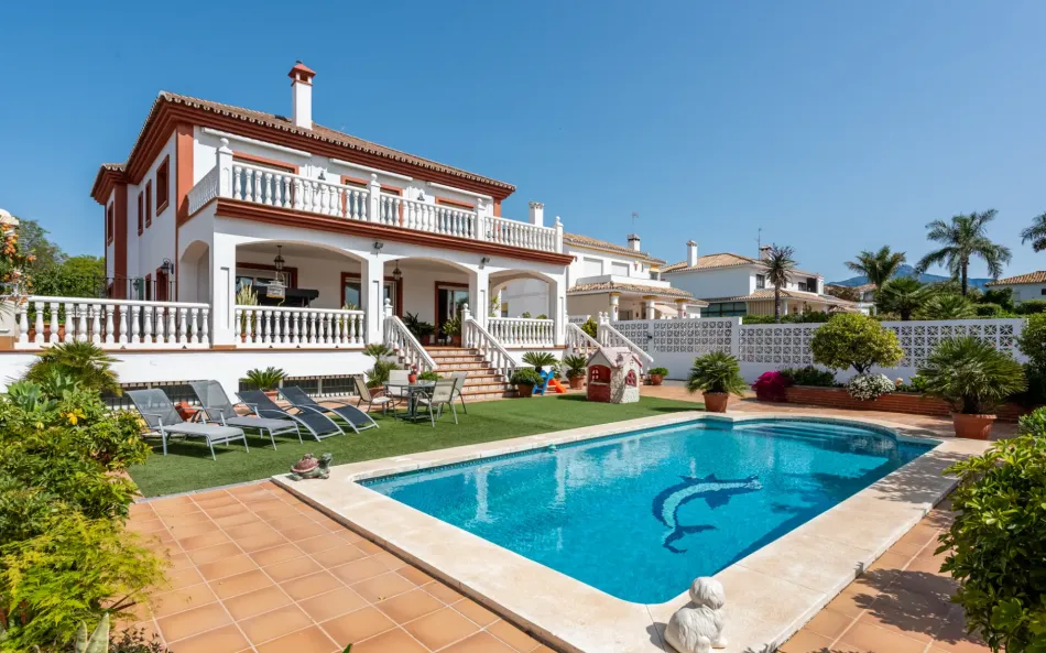 Elegant villa i centrala San Pedro! Med 3 separata lägenheter och garage för 10 bilar.