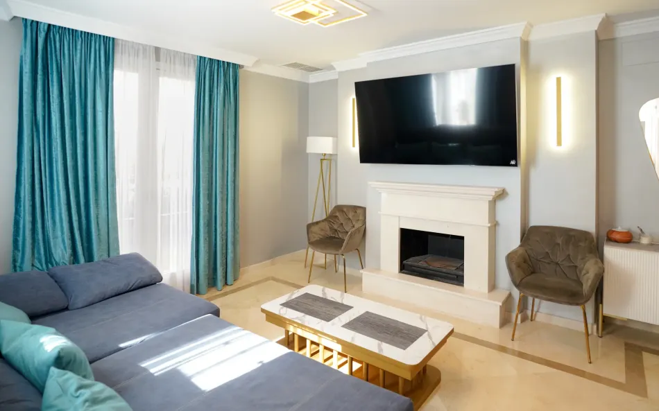 Elegant två sovrum, sydväst mot radhuset som ligger inom en exklusiv gated community av Nueva Andalucia, Marbella
