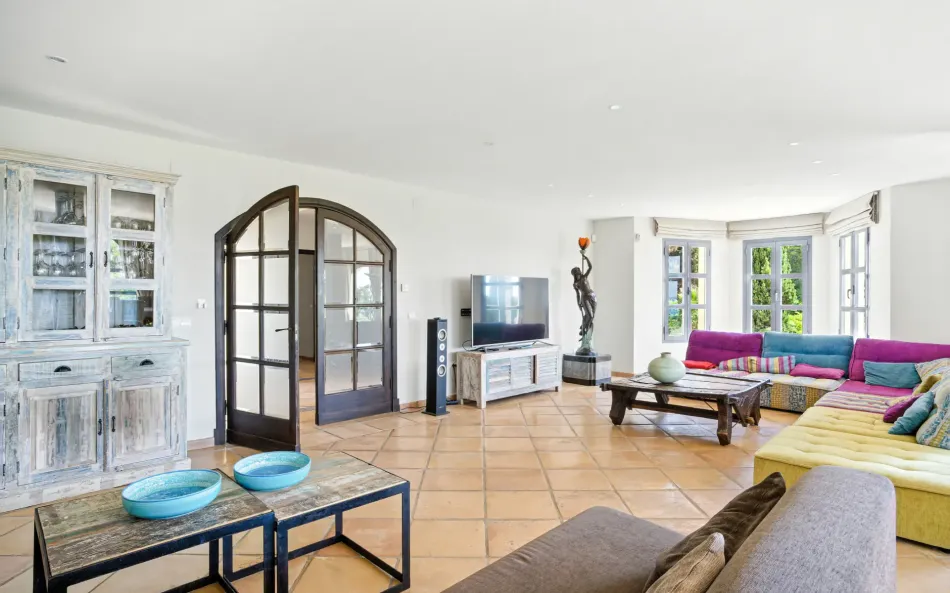 Rymlig sju sovrum, söderläge villa med havsutsikt, beläget i det fantastiska området Estepona