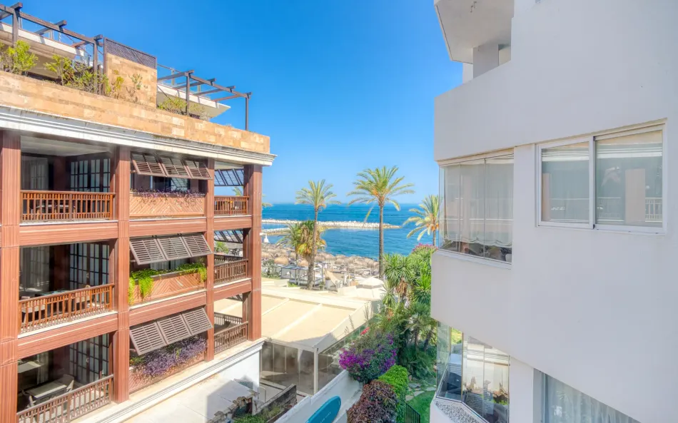 Exklusiv Beachfront Two-Bedroom South-Facing Apartment med havsutsikt i La Herradura, Marbella