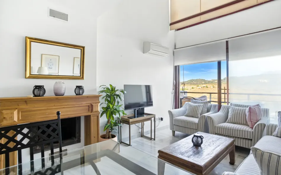 Charmig väster ansikte, tre sovrum duplex takvåning ligger i gated community Parque Botanico, Estepona