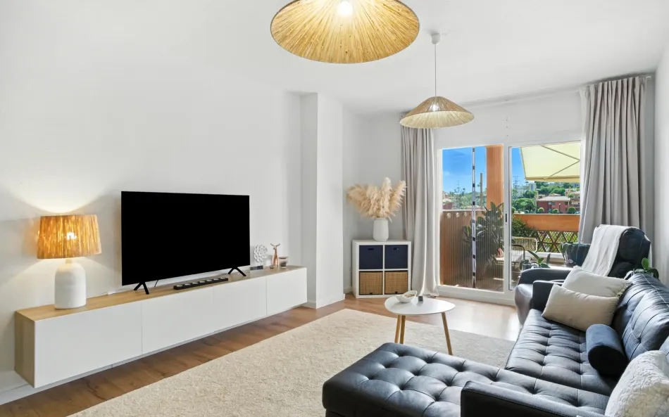 Vackert renoverad, sydvästläge, två sovrum lägenhet ligger i bostadsområdet Reserva de Marbella