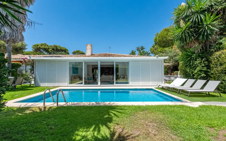 Elegant parhus vid stranden med stark investeringspotential i Los Monteros, Marbella Öst – Endast 150 meter från stranden