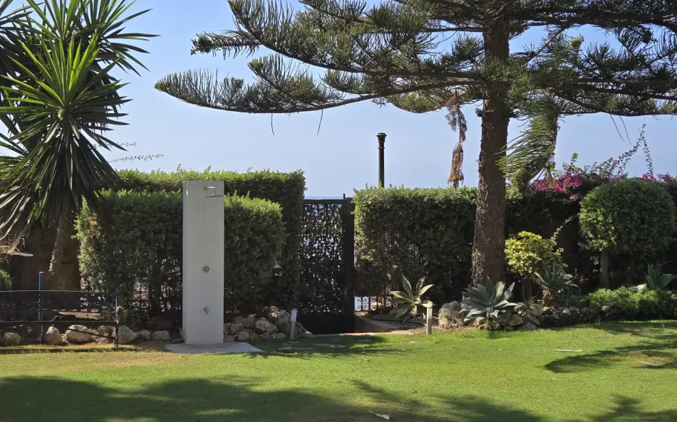 Exklusiv lyxlägenhet på bottenvåningen med trädgård på första raden av Puerto Banús-stranden.