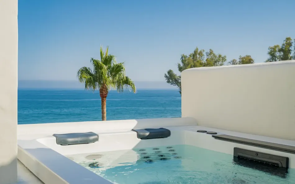 Vacker, renoverad, tre sovrum Penthouse ligger i Prestigeious Beachfront Community Bahia del Velerin, Estepona.