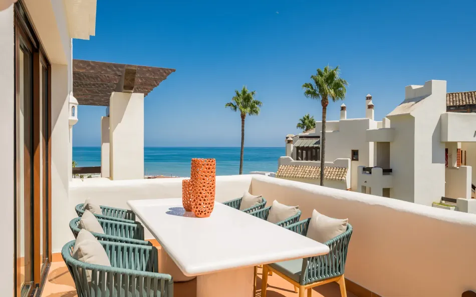 Exklusiv duplex takvåning i första linjen vid stranden nära Estepona stad!