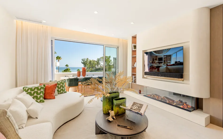 Fantastiskt söderläge tre sovrum takvåning ligger i den exklusiva gated community av Bahia Del Velerin, Estepona.