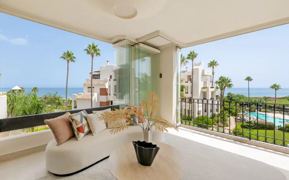 Vackert renoverad, söderläge tre sovrum lägenhet ligger i den prestigefyllda gated community av Bahia del Velerin, Estepona