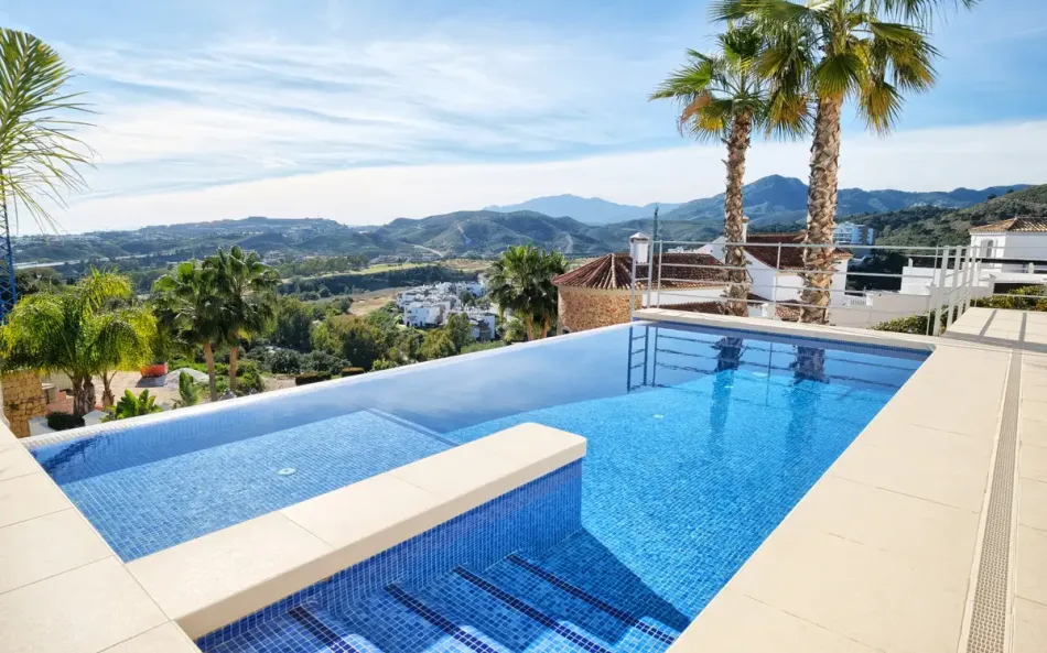 Villa for sale in Benahavis