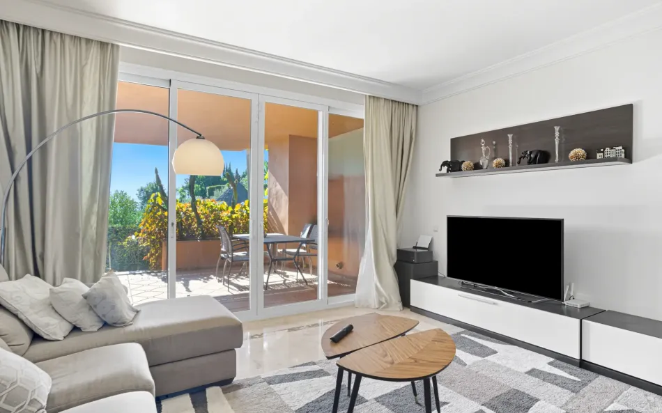 Charmig två sovrum bottenvåning lägenhet med en sydöst orientering, som ligger i en av de mest exklusiva samhällen, Alminar de Marbella, i Nueva Andalucía.