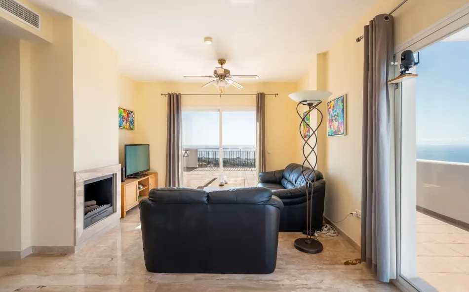 2-bedroom, 2-bathroom corner penthouse located in the sought-after Paraíso Calahonda complex in Sitio de Calahonda