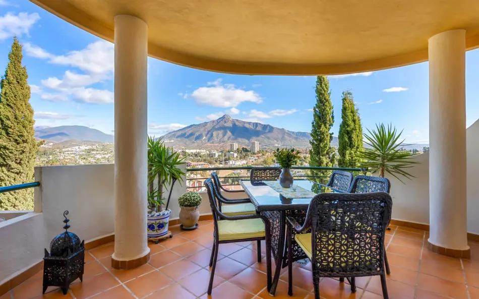 Modern 2-rumslägenhet med panoramautsikt i Señorio de Aloha, Nueva Andalucia