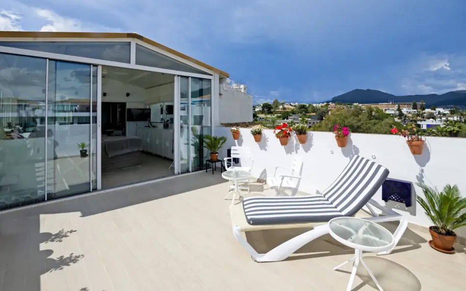 Lätt och exklusivitet i denna 3 sovrum takvåning i hjärtat av Puerto Banus