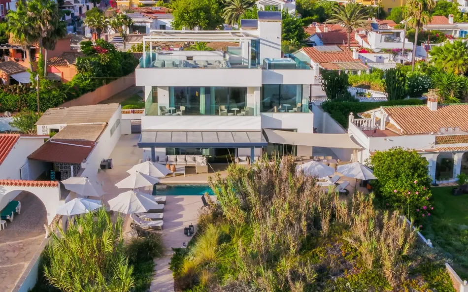 Spektakulär South-East Facing Beachfront Villa med Direct Sea Access i Costabella, Marbella