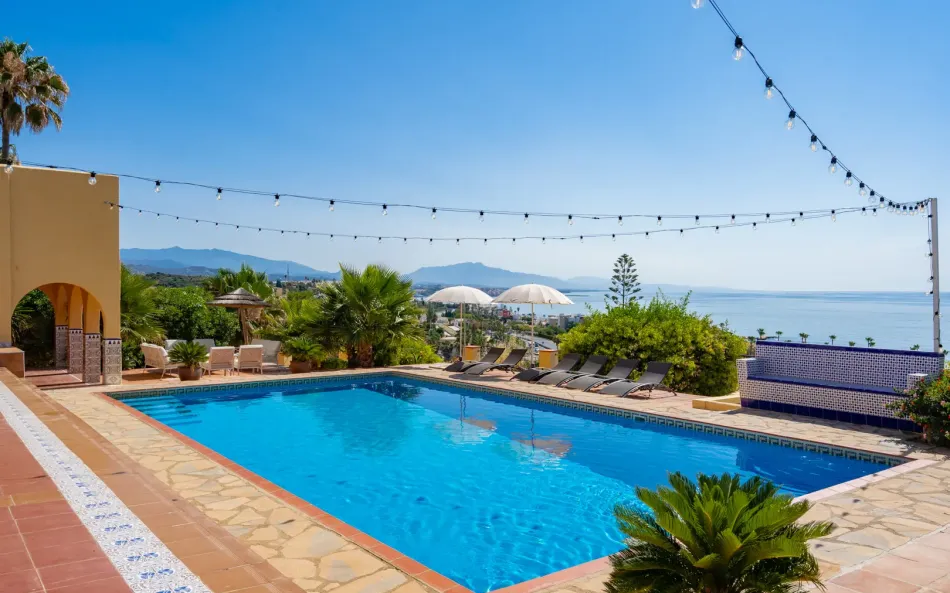 Magnifik Andalusisk Villa med Skandinavisk Stil och Havsutsikt i Västra Estepona