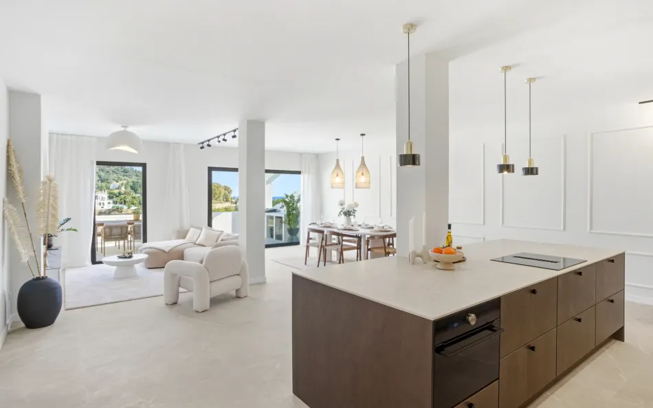 Oförklarligt renoverad, sydöstra inför medelvåningen lägenhet ligger i den prestigefyllda La Quinta Golf, Benahavis