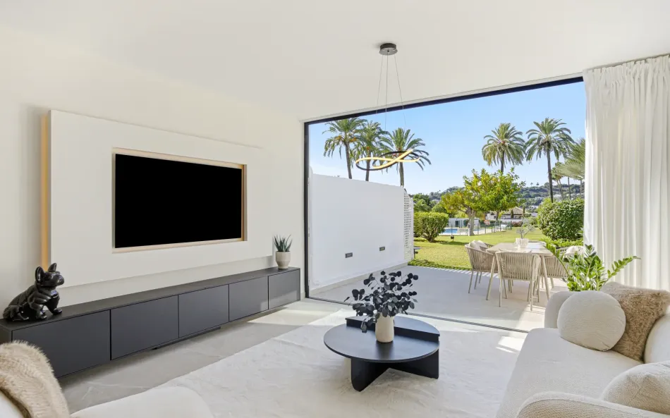 Samtida fyra sovrum radhus ligger i den gated community av La Rinconada, beläget i Marbella Golf Valley