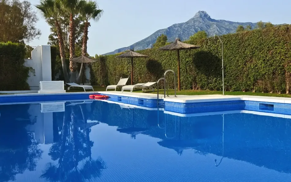 Markplanslägenhet till salu i Los Naranjos, Nueva Andalucia