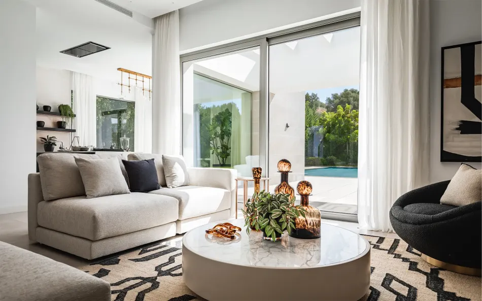 Elegant samtida villa med 5 sovrum med eget badrum i El Paraíso, Nya Gyllene Milen, Marbella