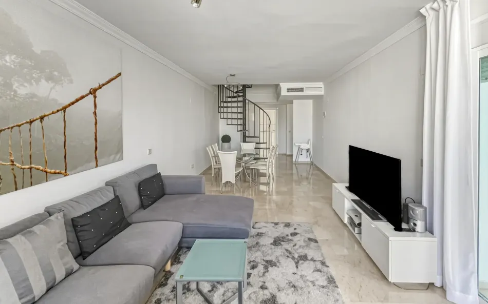 Fantastisk, fyra sovrum duplex takvåning, som ligger i en utmärkt position inom den prestigefyllda Puerto Banús, Marbella