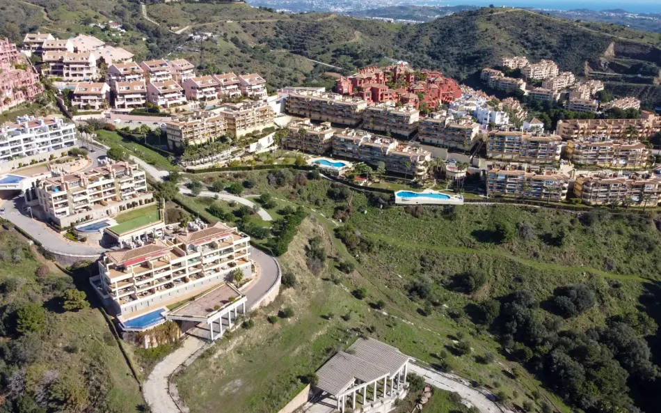 Beautiful 2-bedroom, 2-bathroom apartment with stunning sea views, located in Calahonda.
