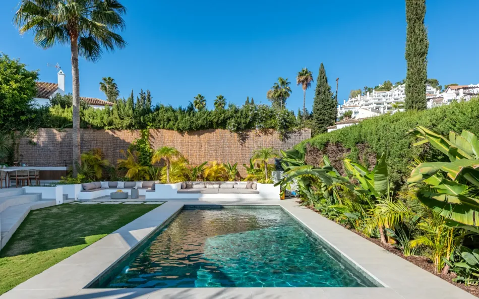 Topprenoverad villa dold inuti en gated community i Nueva Andalucía.