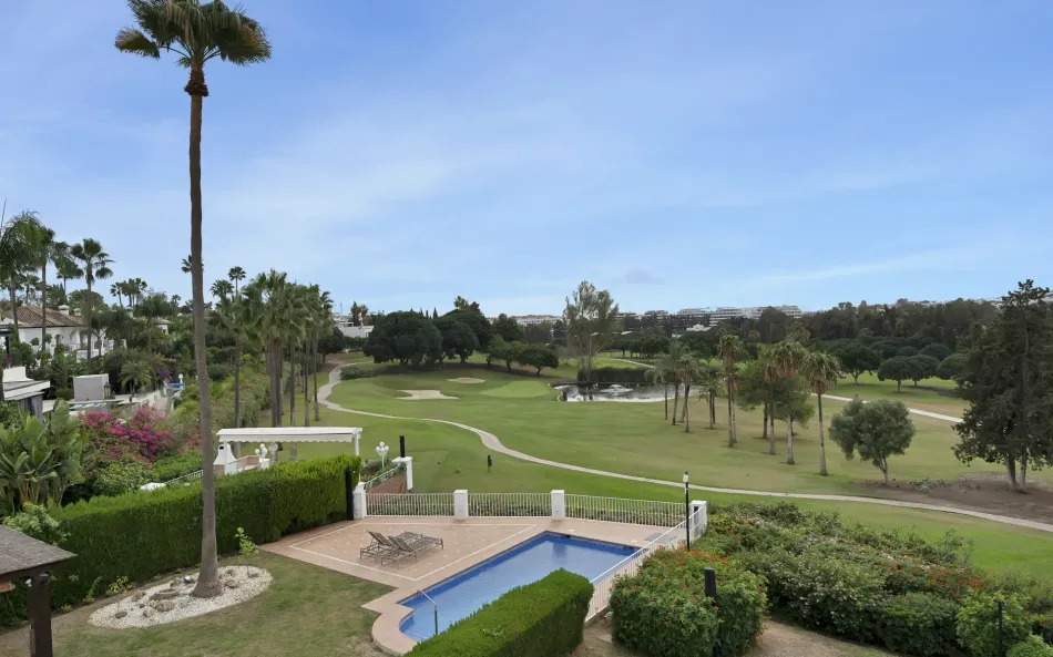 Vackert renoverad två sovrum lägenhet ligger i den prestigefyllda Alcores del Golf gemenskap i Nueva Andalucía