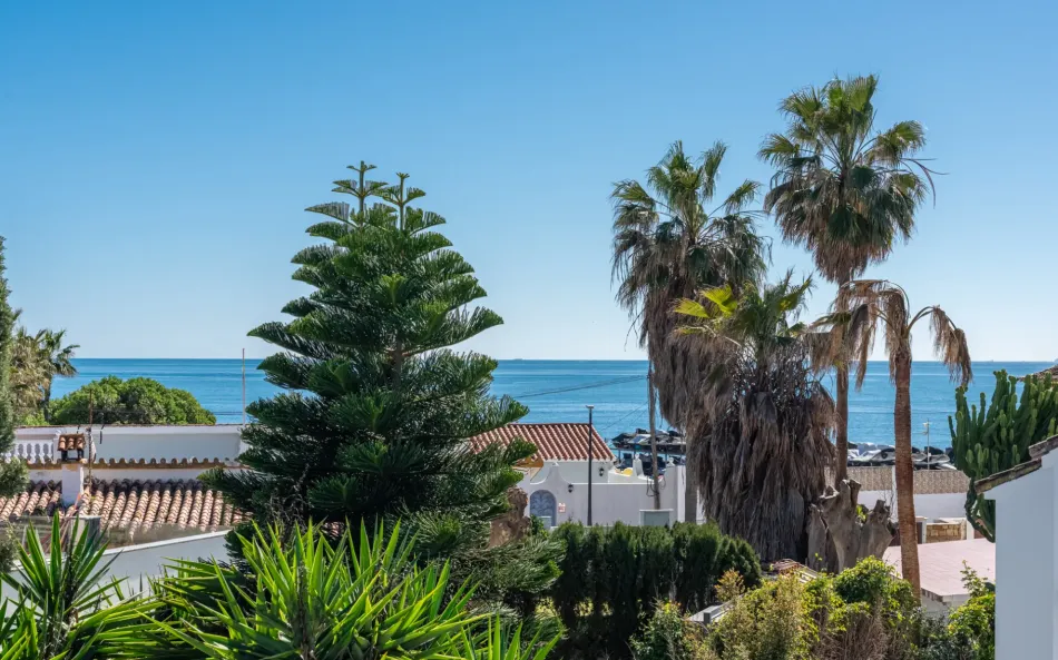 Charmig spansk villa med havsutsikt endast 100 meter från stranden – Förstklassigt läge i Linda Vista Baja nära San Pedro