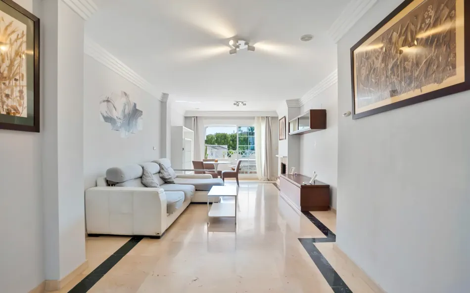 Ljus sydväst mot två sovrum lägenhet ligger i den gated community av Lomas de Rio Real, Marbella