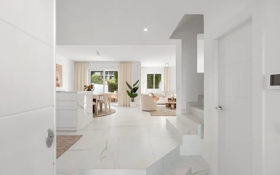 Välkommen till detta exceptionella radhus där modern lyx möter komfort och enkel livsstil!