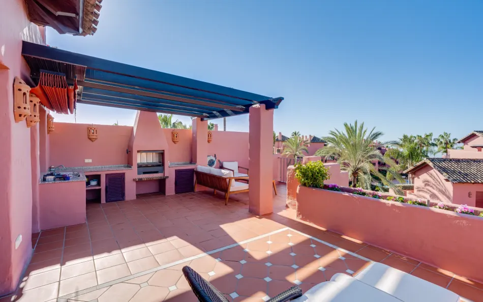 Fantastisk sydväst mot tre sovrum duplex takvåning ligger i den prestigefyllda gated stranden gemenskapen Menara Beach, Estepona