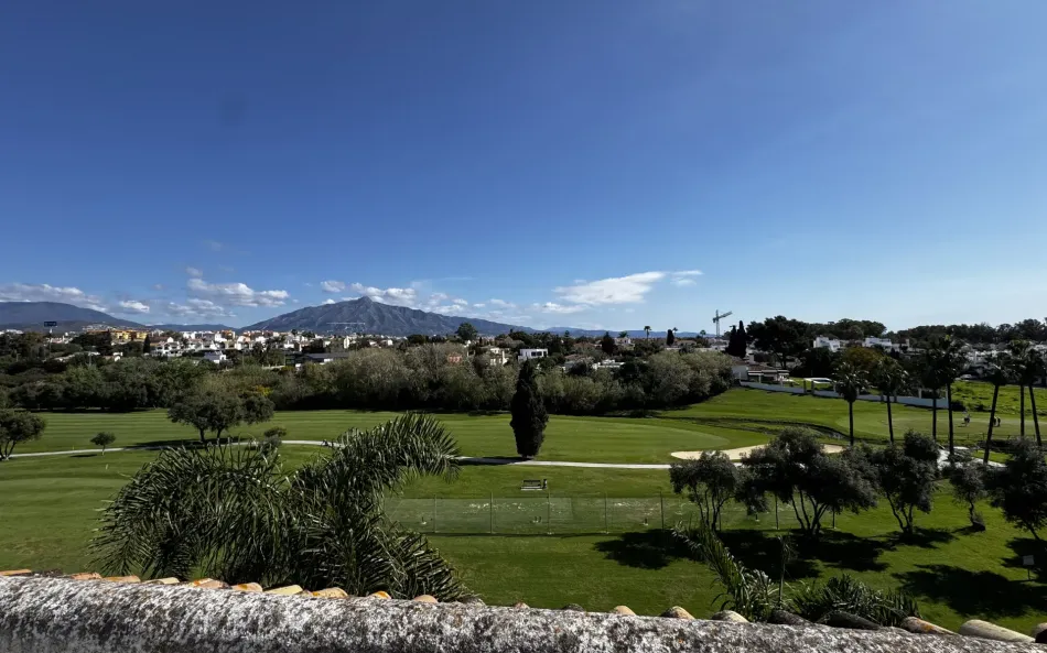 DUPLEX PENTHOUSE IN GUADALMINA BAJA – 290 SQM | 5 ENSUITES | 3 PARKING | RARE OPPORTUNITY