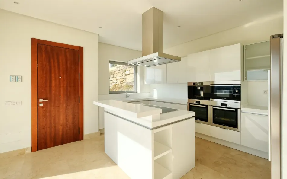 Modern 4-Bedroom Villa with Sea & Mountain Views, Benahavís