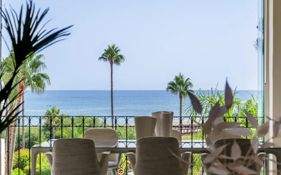 Perfectly renovated, Luxurious Beachfront Apartment with Panoramic Sea Views in Bahía del Velerín, Estepona
