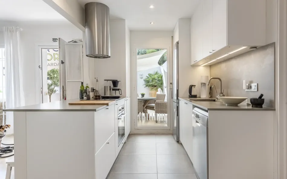Beautiful two bedroom ground floor apartment, located in the sought-after Birdie Club community in Río Real, Marbella