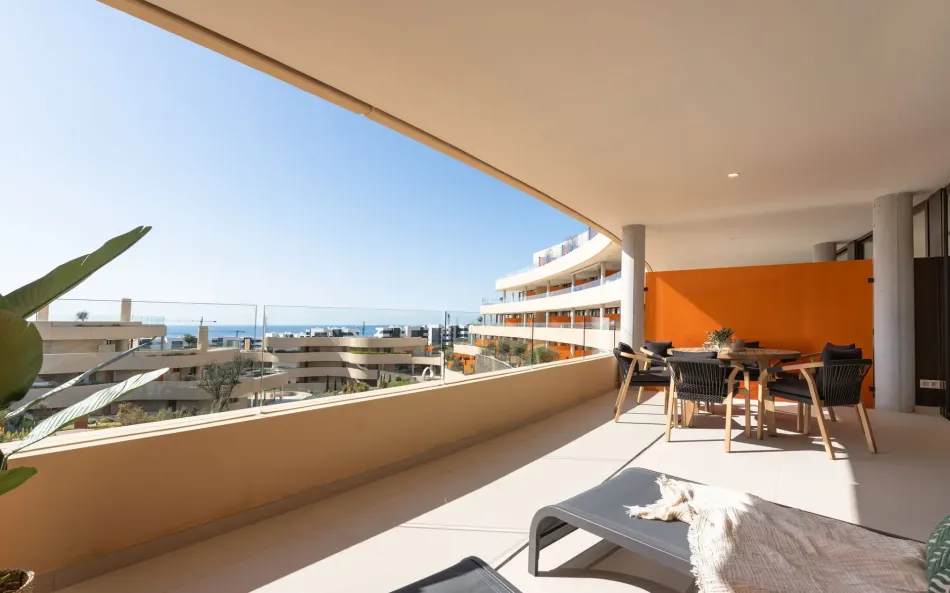 Upplev denna fina lyxlägenhet som ligger inom den prestigefyllda Higuerón Resort.