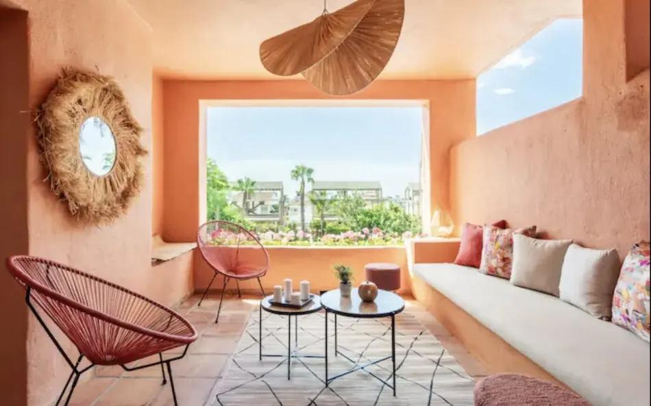 Elegant Två-Sovrums Lägenhet i Oasis de Marbella, Golden Mile