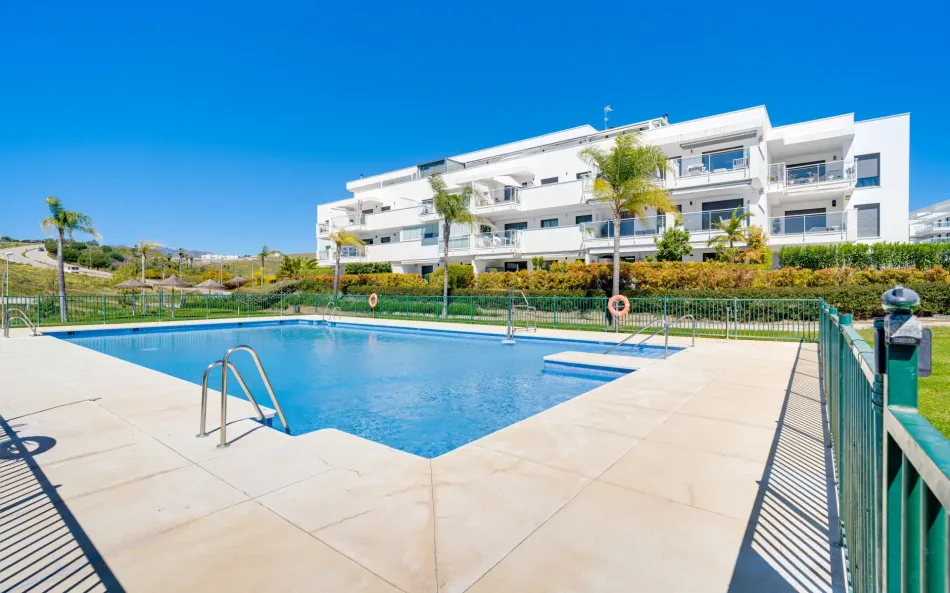 Vacker, två sovrum bottenvåning, trädgårdslägenhet ligger inom den eftertraktade gated community av El Lagar i La Cala de Mijas