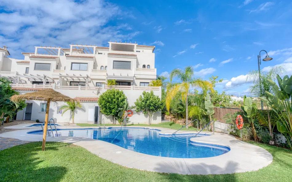 Elegant, tre sovrum radhus ligger i den gated community av Agra Residencial, Estepona