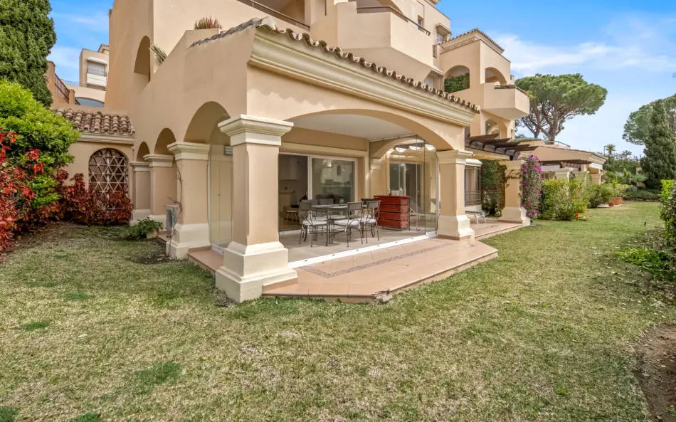 Elegant Lägenhet på Markplan med Tillgång till Trädgård i Hacienda Elviria