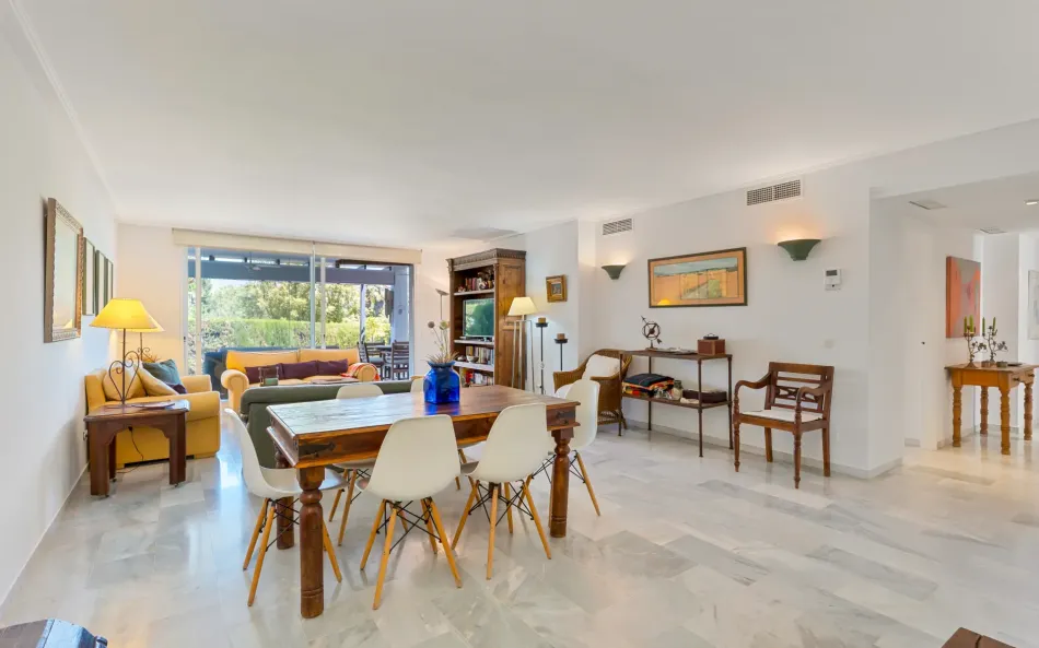Rymlig tre sovrum bottenvåning lägenhet ligger i den gated community av Las Jacarandas, Bel Air
